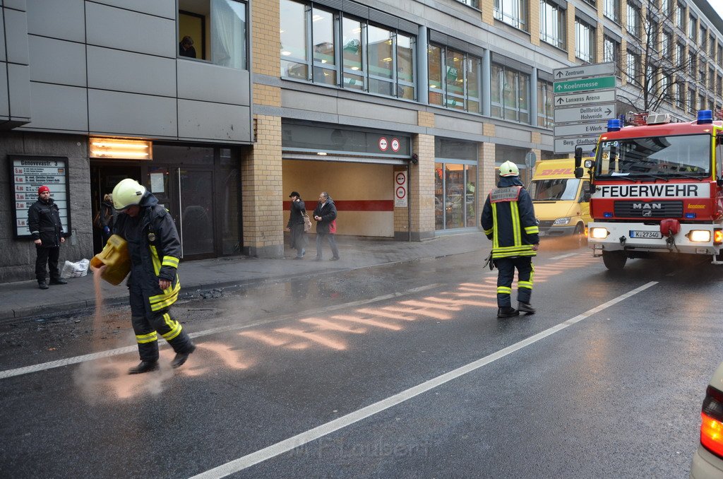Stadtbus fing Feuer Koeln Muelheim Frankfurterstr Wiener Platz P239.JPG